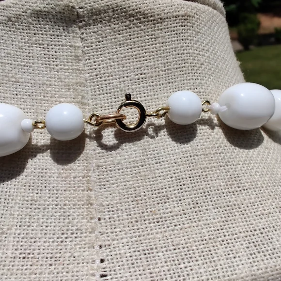 Vintage white milk glass necklace - Picture 5 of 6